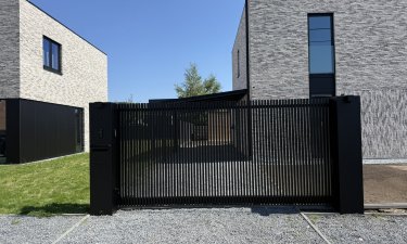 Schuifpoort met lamellen, pakket en brievenbus — Mol